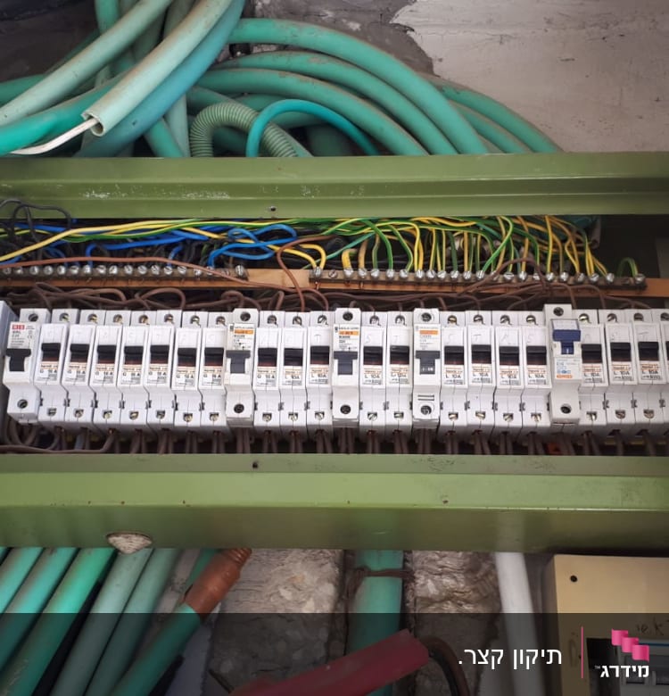 לוח חשמל עם מפסקים וחוטים צבעוניים